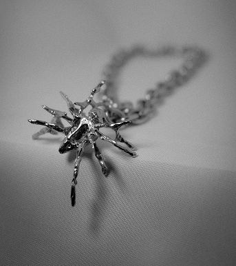 Colgante con forma de araña modelado en cera