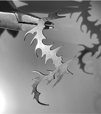 Placa metálica calada con diseño dibujado